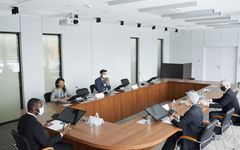 榜单缩略图：会议桌前的职场人